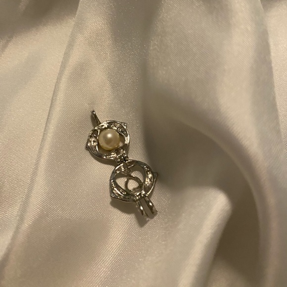 Dolphin & pearl pendant - Picture 5 of 9